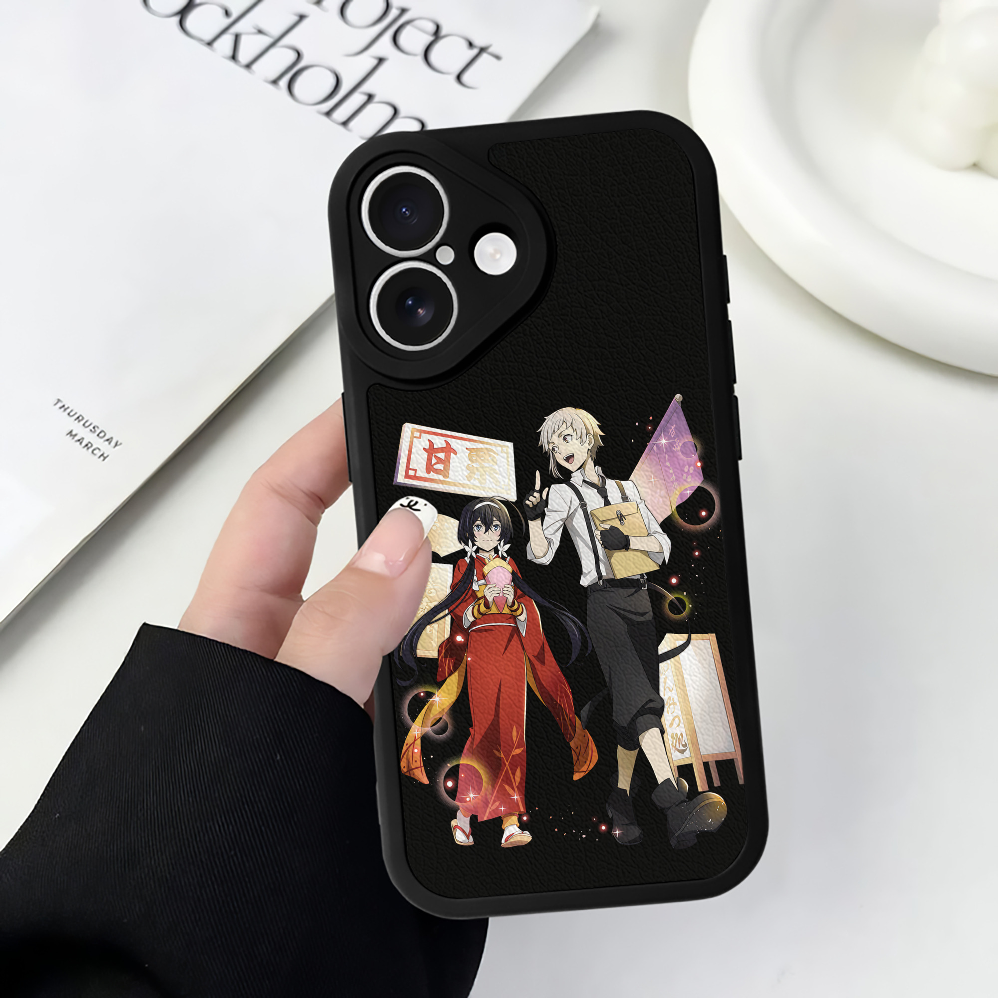 （画像用） 文豪ストレイドッグス Bungo Stray Dogs 【iPhone 16シリーズ対応】シリコンスマホケース（レザー調） 材質：シリコン